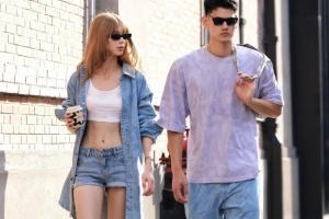 有点小帅!颜鹏更新社媒晒其与女友出街组图:夏天的味道