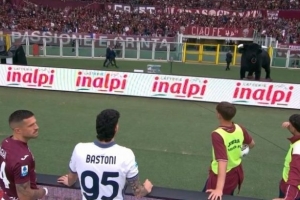 都灵vs国米比赛被中断几分钟，因球迷从看台摔下砸伤下方3名球迷