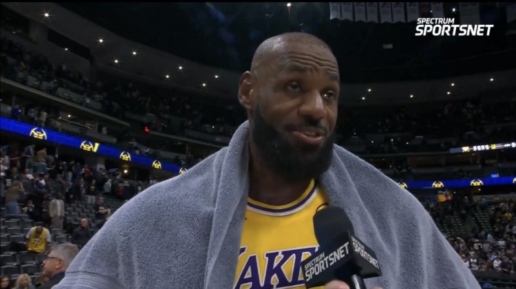 乐鱼体育平台-詹姆斯：我有太多失误首节就3次 这不像我的风格&amp;下半场我改进了